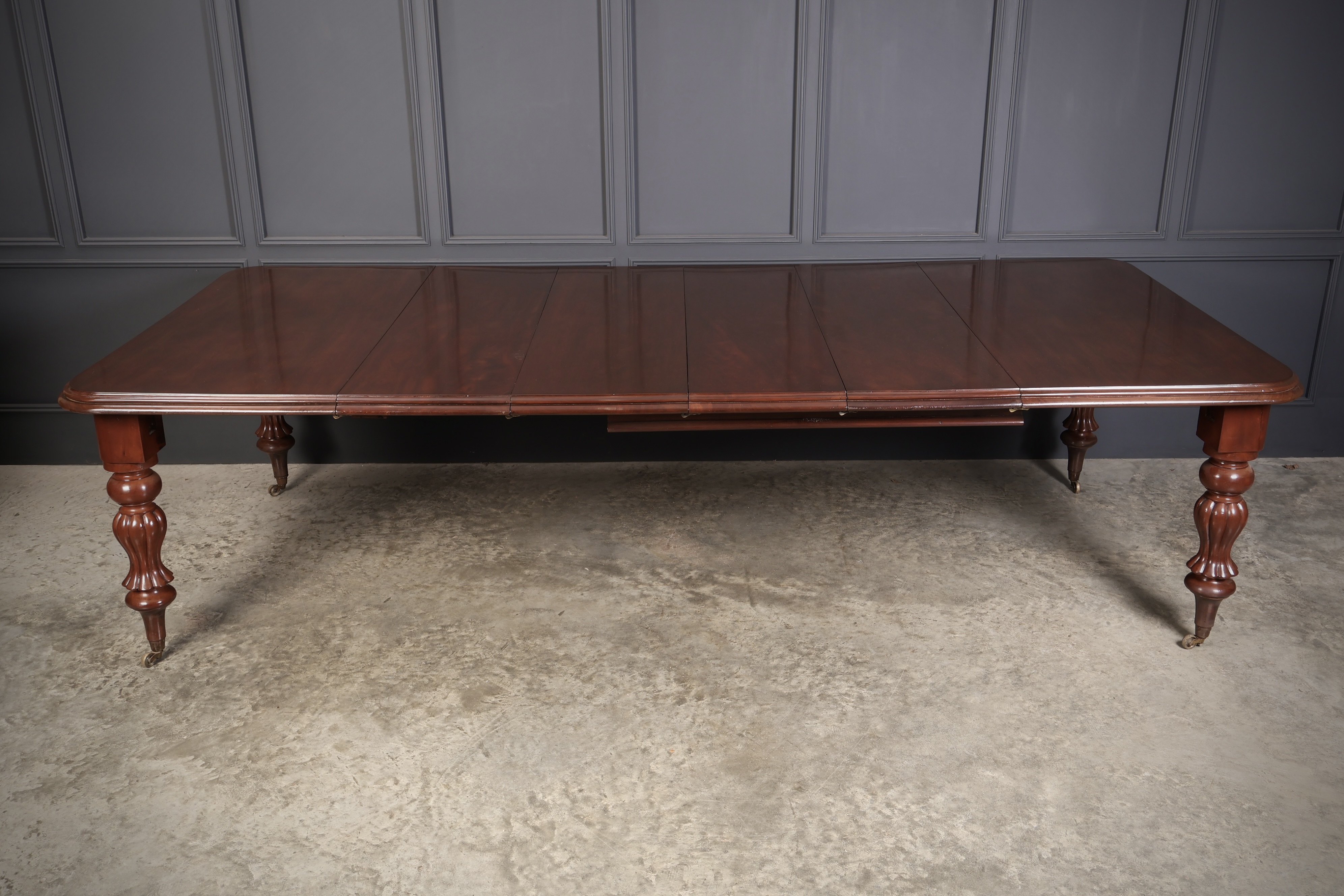 Early Victorian Mahogany Extending Dining Table - Image 11